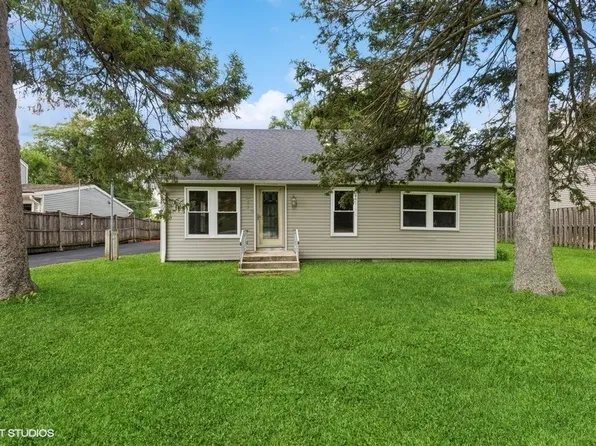 911 Grand Blvd, Wauconda, IL 60084