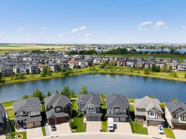 148 E Kinniburgh Loop, Chestermere, AB T1X 0V1