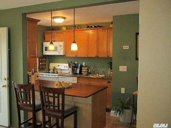 2nd image of 1204 Towne House Vlg