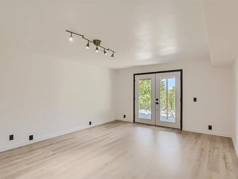 304 Jackson St — Photo 6