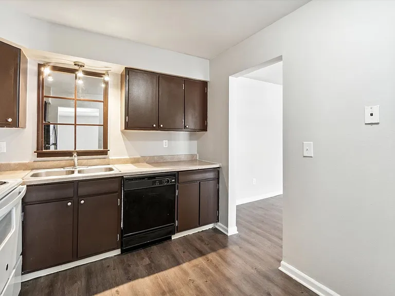 Country Club Park Apartments (320 S. Drake LLC) — Photo 8