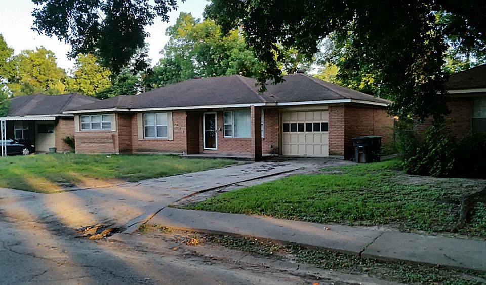 221 W Spreading Oak Dr. - 3 Bdrm/1 Bath, Custom Glass Front Door