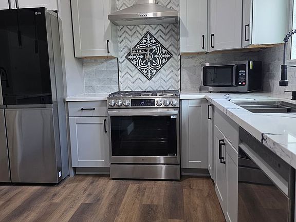 5th image of 3280 Everett Dr