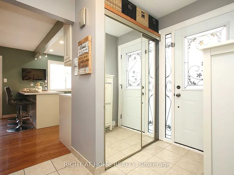 653 Dorchester Dr — Photo 2