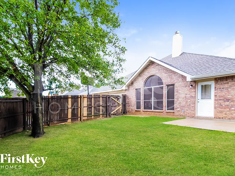 1233 Logan Dr — Photo 15