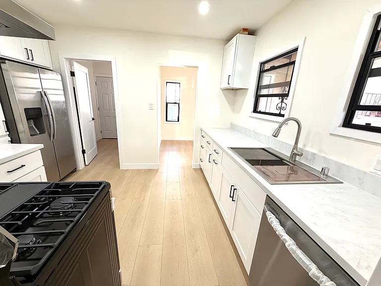 6132 Whitsett Ave — Photo 10
