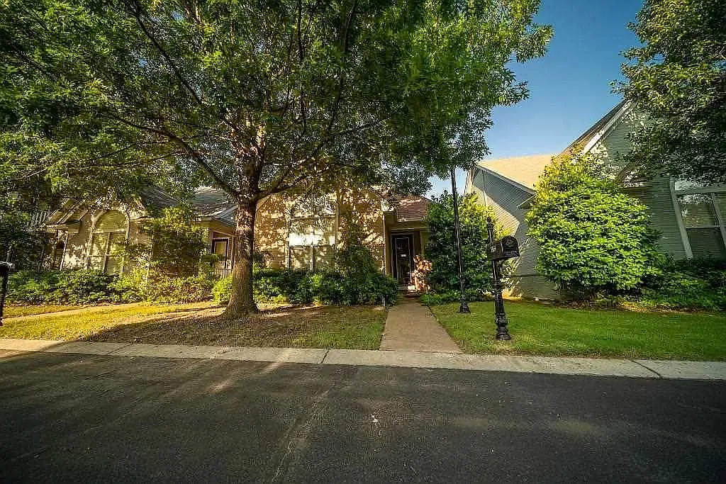 3 bed, 1231 sqft, $1,995 — Photo 1