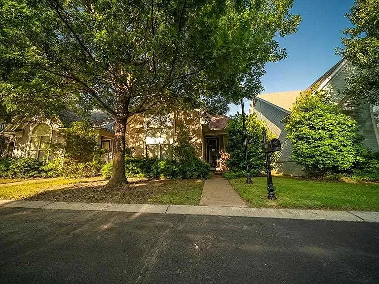 1364 Harbor Park Dr — Photo 1