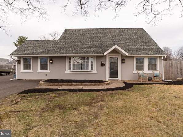 57 New Pond Ln, Levittown, PA 19054