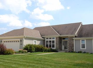 635 Prairie Hill Ave, Mukwonago, WI 53149