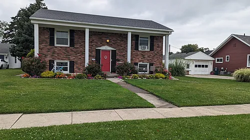 219 E Perry St Photo 1