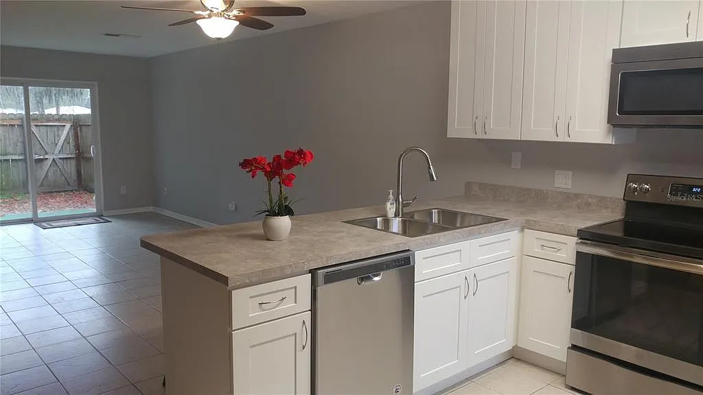 2 bed, 1.5 bath, 950 sqft, $1,100 — Photo 3