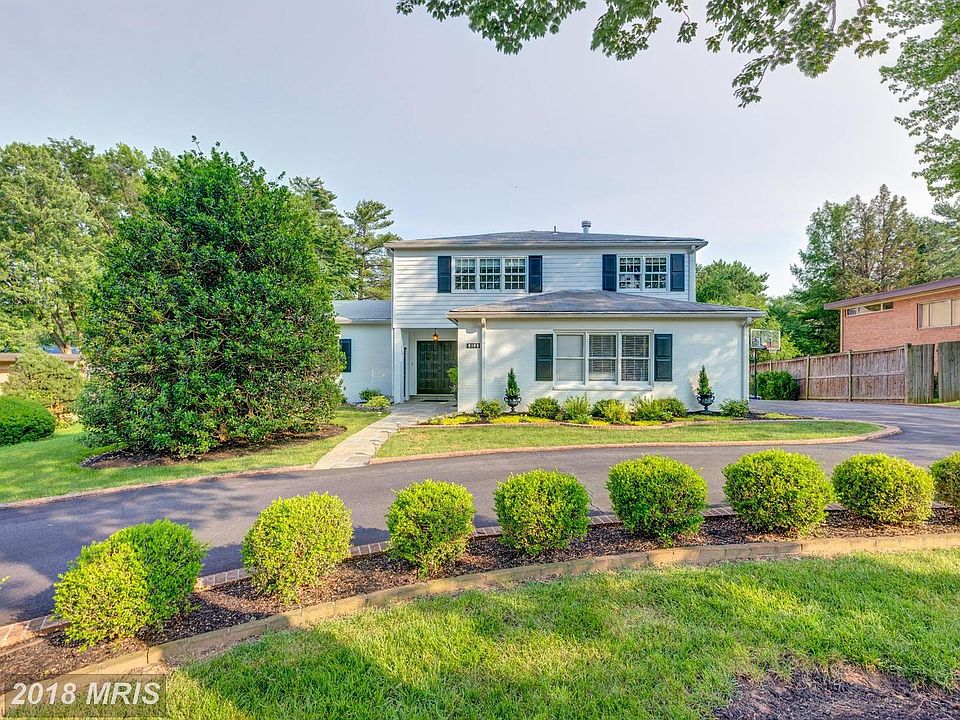 YOU'LL LOVE THIS SPECTACULAR HOME! CIRCULAR DRIVE!