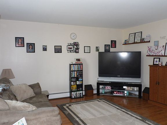 3rd image of 1668 Broadway