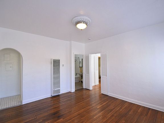 4th image of 2062 Argyle Ave #B