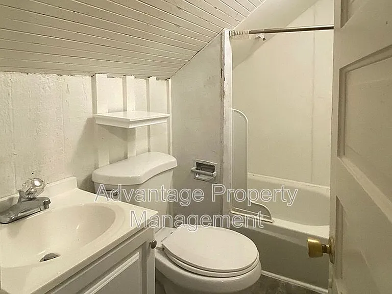240 NW 9th St #4 — Photo 13
