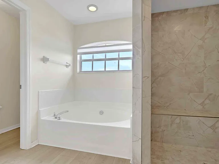 2124 NW 18th Ave — Photo 8