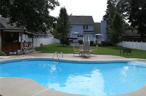 2nd image of 335 Hazelwood Pl