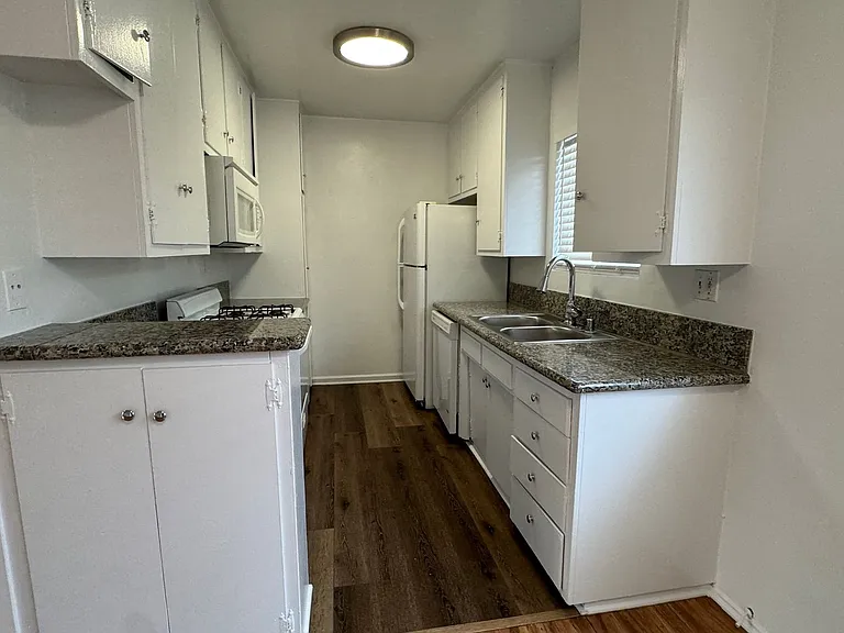 6632 Darby Ave — Photo 7