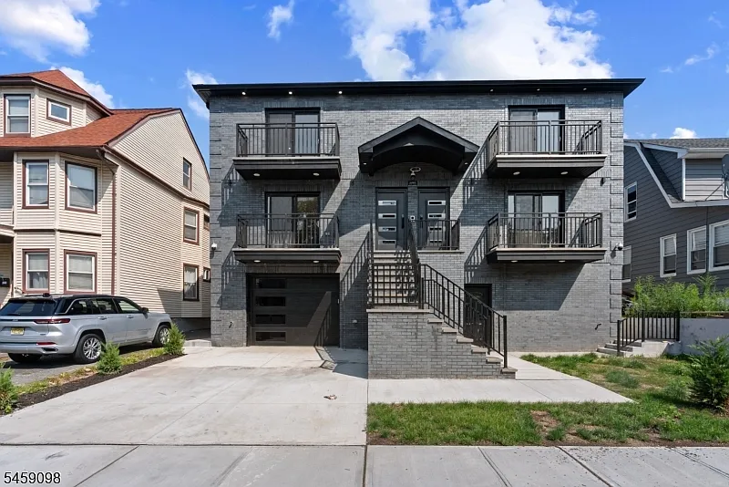 5 bed, 3.0 bath, $5,500 — Photo 2