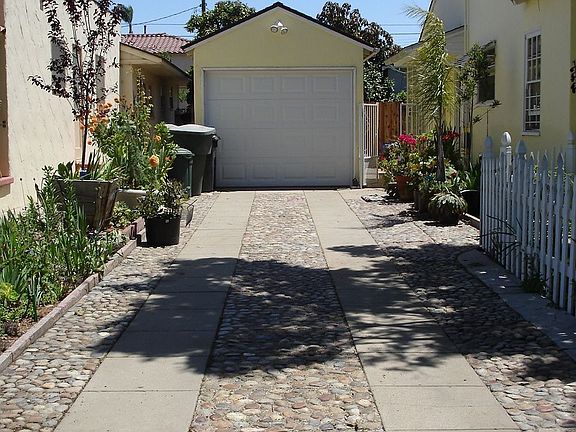 Front view of cobblestone drive 