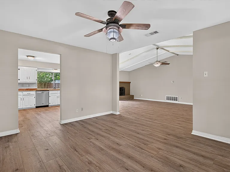 2305 Shady Creek Dr — Photo 11