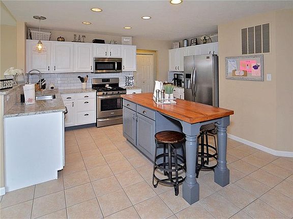 3rd image of 136 Cherrywood Dr