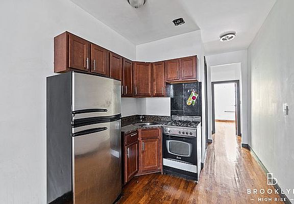 4th image of 1505 Gates Ave APT 3R
