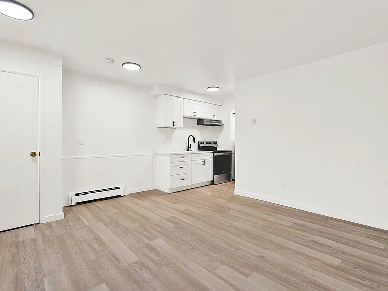 London Falls, Llc - Mt Clemens - Apartments — Photo 5