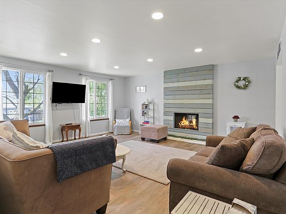 3rd image of 700 N Montana Pl