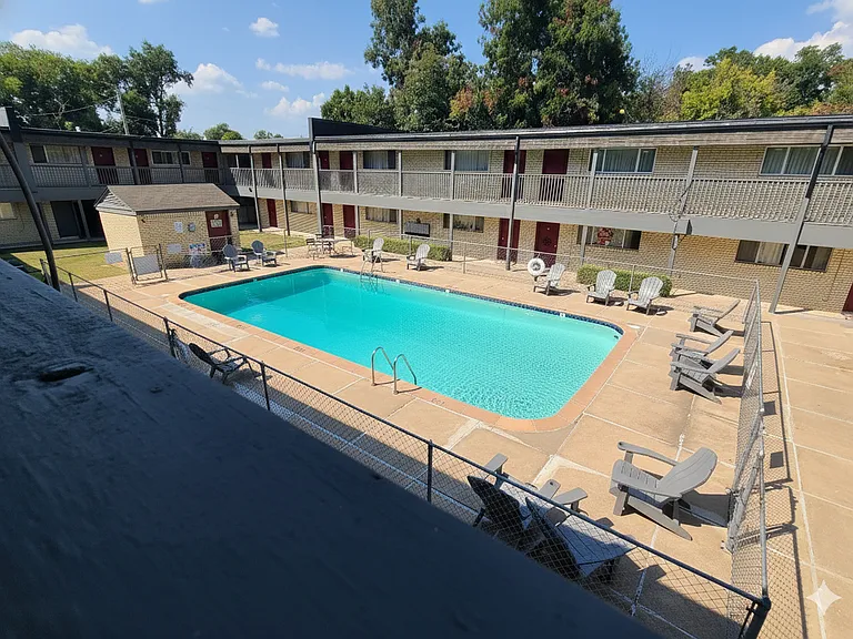Victor South Apartments — Photo 16