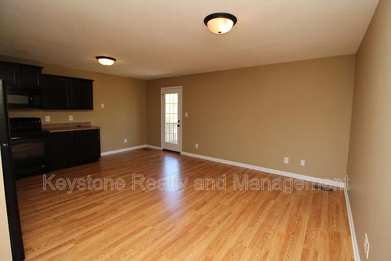 3 bed, 2.0 bath, 1105 sqft, $1,295 — Photo 2