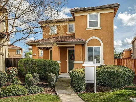 Gorgeous 3/2.5 With Office And Bonus Room (Please Read Entire Ad Before Requesting A Viewing). — Photo 2