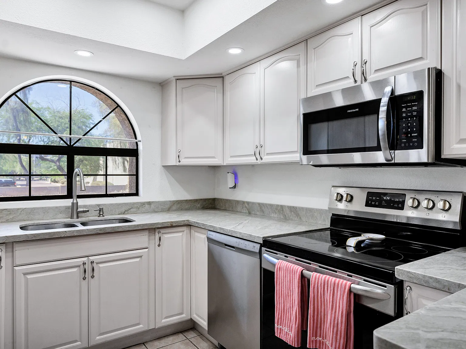 2 bed, 1140 sqft, $1,600 — Photo 1