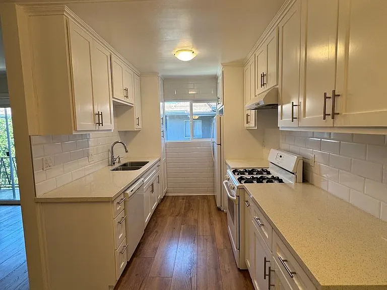 642 N. Hayworth Ave. — Photo 10