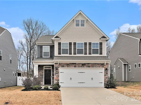 3935 Center Place Dr, Harrisburg, NC 28075
