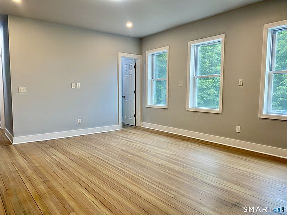 4th image of 218 Charles St