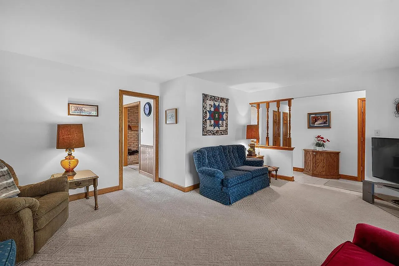 3 bed, 2099 sqft, $2,650 — Photo 3