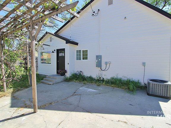 3rd image of 121 NW 2nd St
