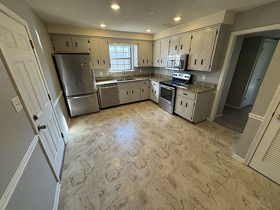 4th image of 406 Cook Dr APT C