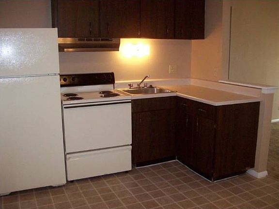 Large kitchen w/ dining r
