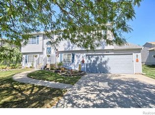 619 Kestrel Ridge Dr, South Lyon, MI 48178