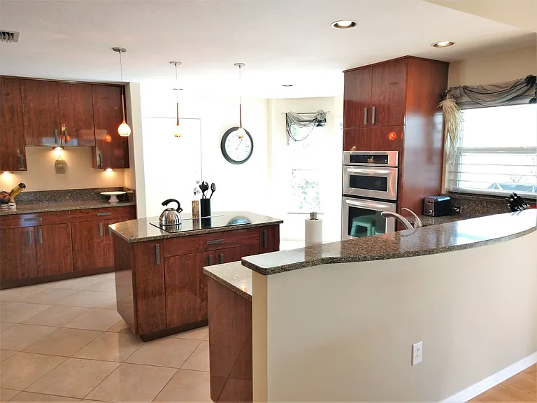 540 Clubside Cir — Photo 9