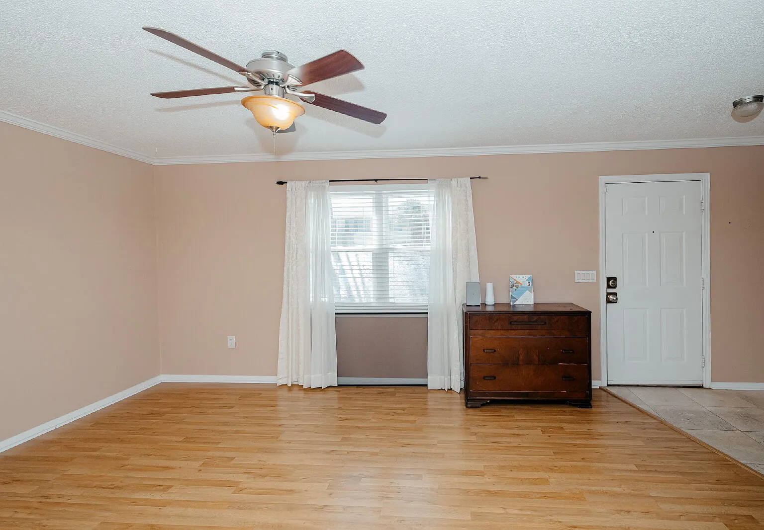 3 bed, 1.5 bath, 1106 sqft, $2,095 — Photo 4