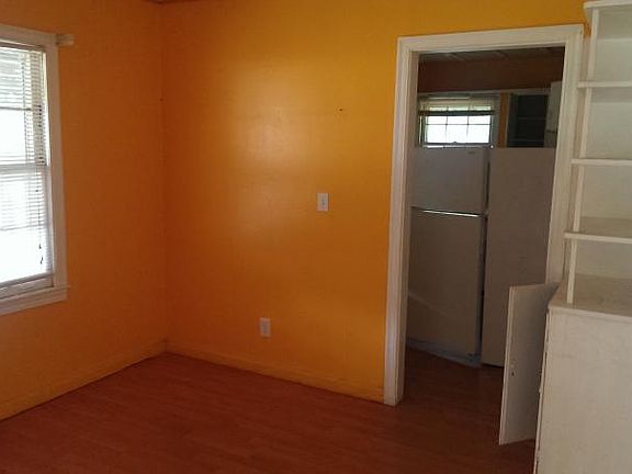 3rd image of 858 White Oak Dr