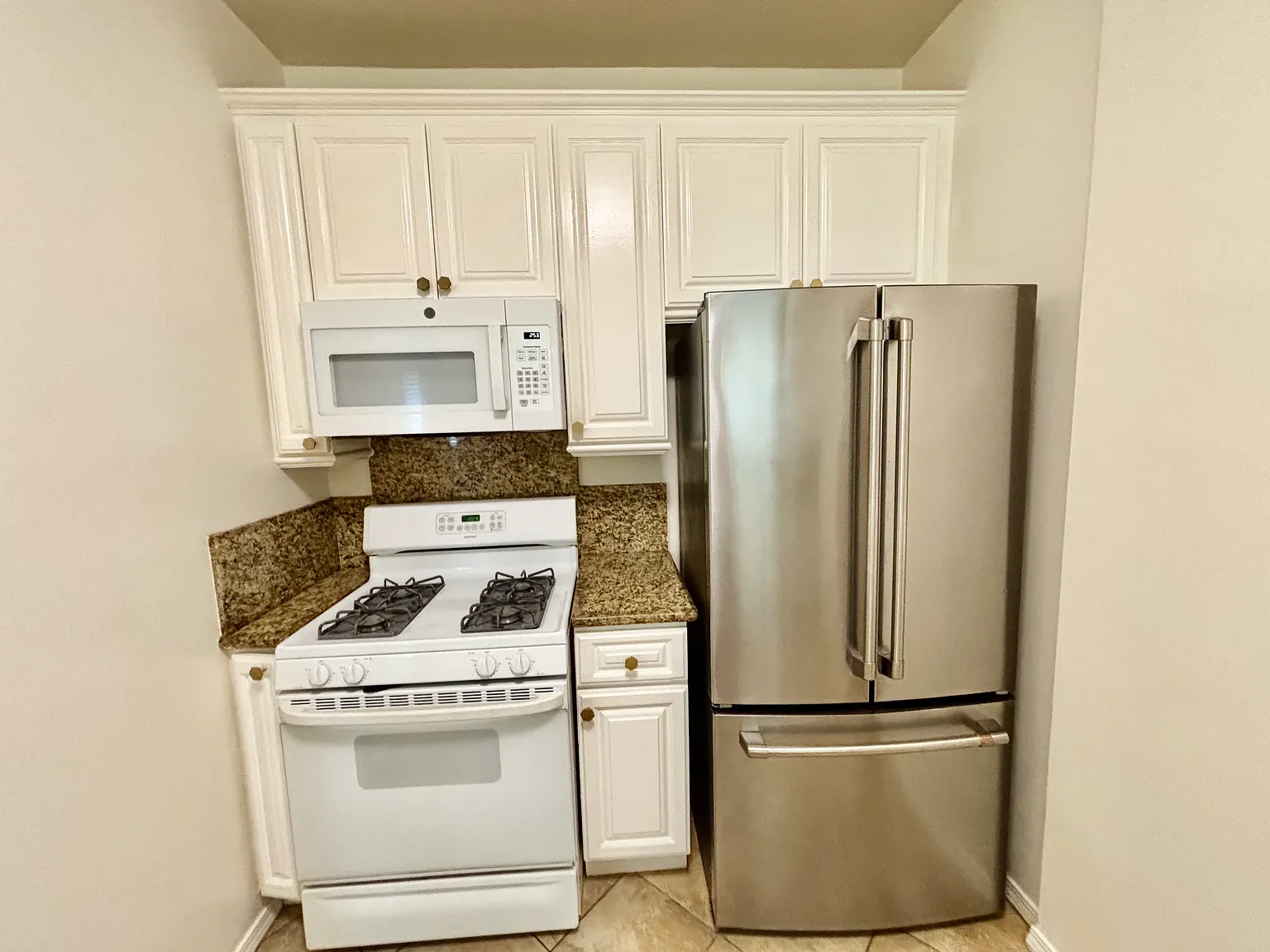 2 bed, 1.5 bath, 1200 sqft, $4,100 — Photo 2