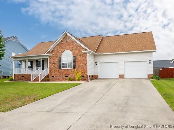 1040 Thistle Gold Dr, Hope Mills, NC 28348