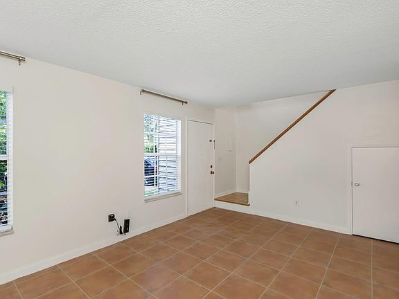 5th image of 220 S Malcolm Ct