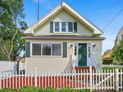 366 Suburban Ave, Fairfield, CT, 06825