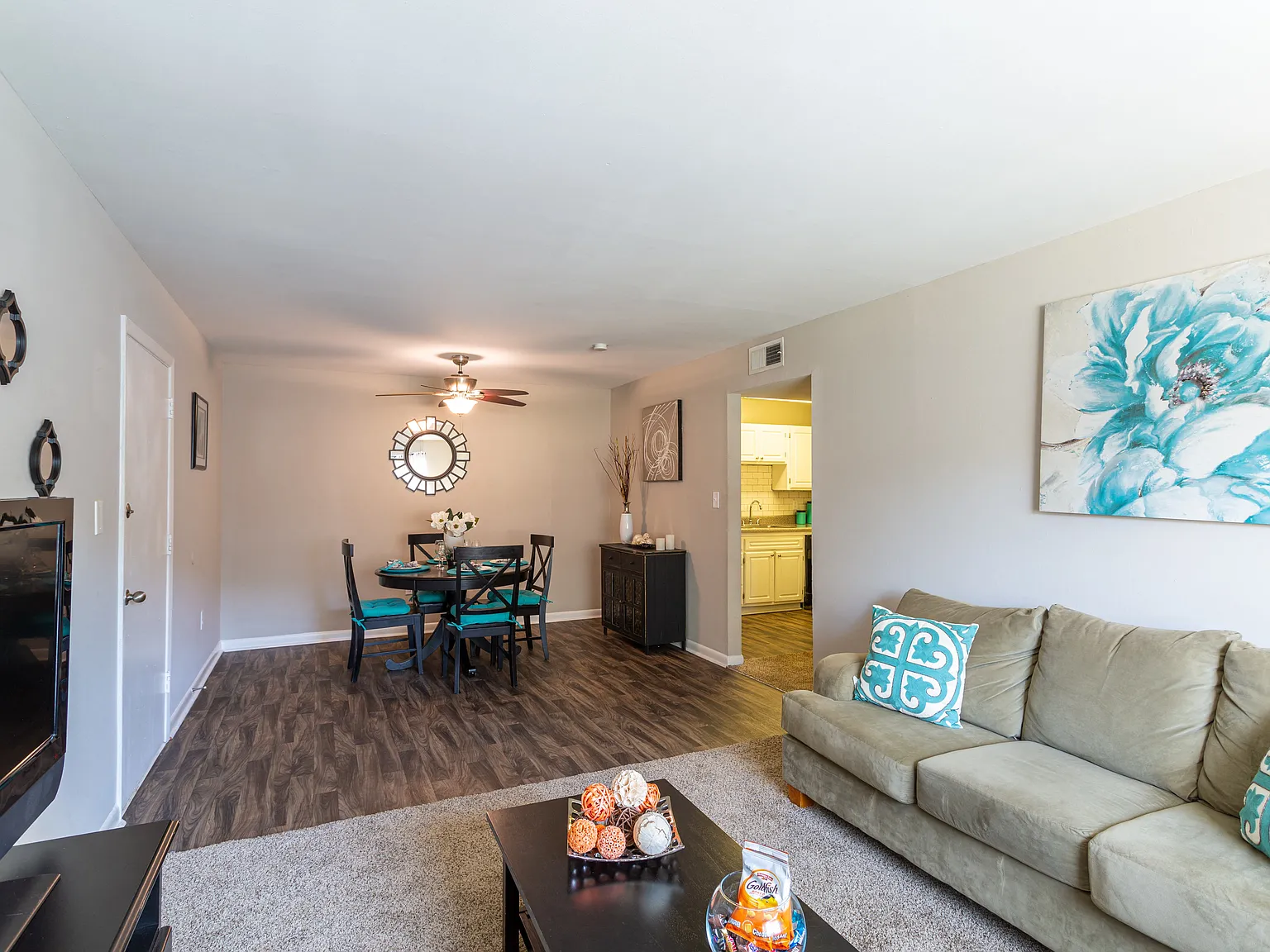 Bradley Square Apartments — Photo 1